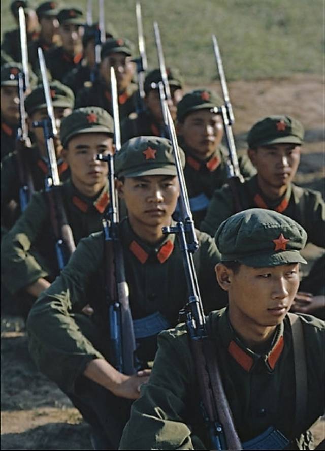 1973年中国历史老照片:图为七十年代的兵哥哥,非常的精神,帅气.