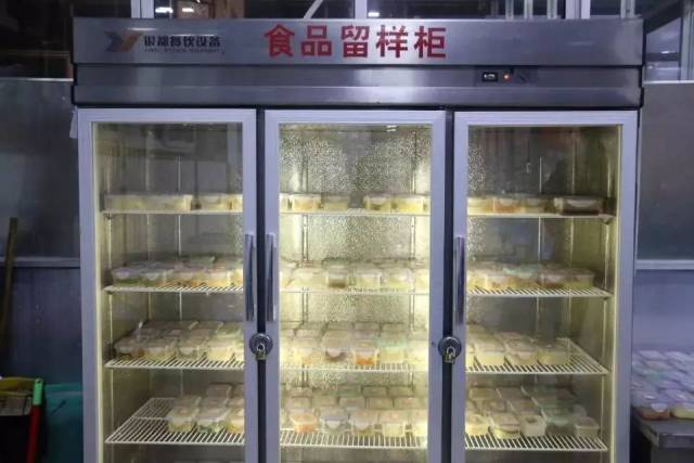 每天食堂的工作人员都会把饭菜取样存放在食品留样柜,为同学们每天的