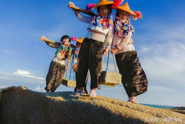 惠东女主要分布在福建惠安东部崇武,山霞,净峰和小岞四个镇,是地地道