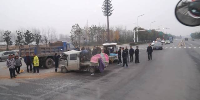 阜阳市经开区105国道上一十字路口发生一起车祸
