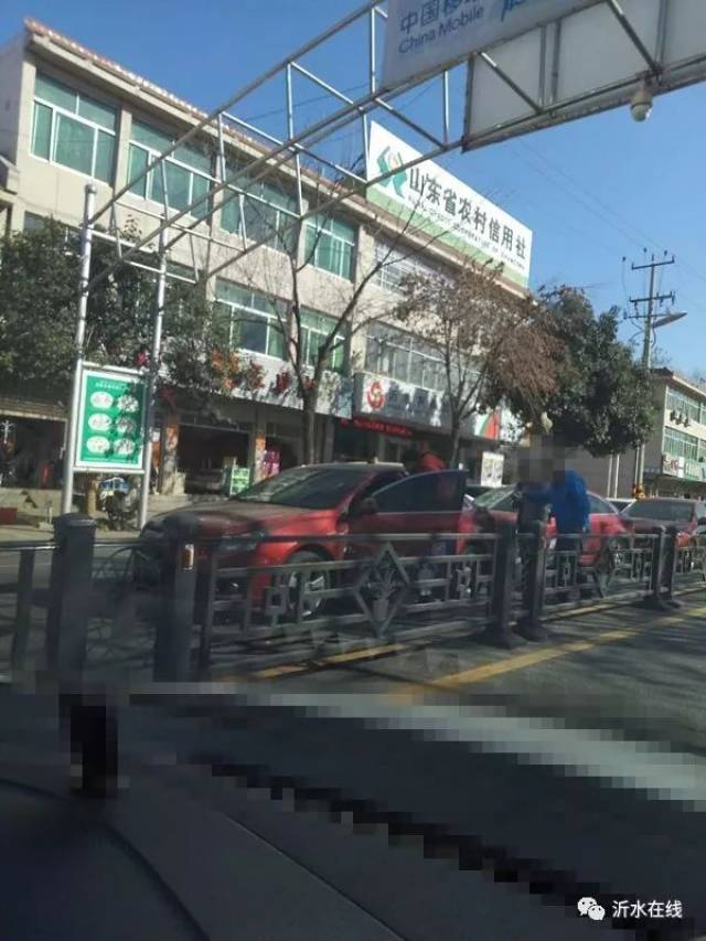 一大早就发生两起车祸,开车出门的朋友们可得注意了!