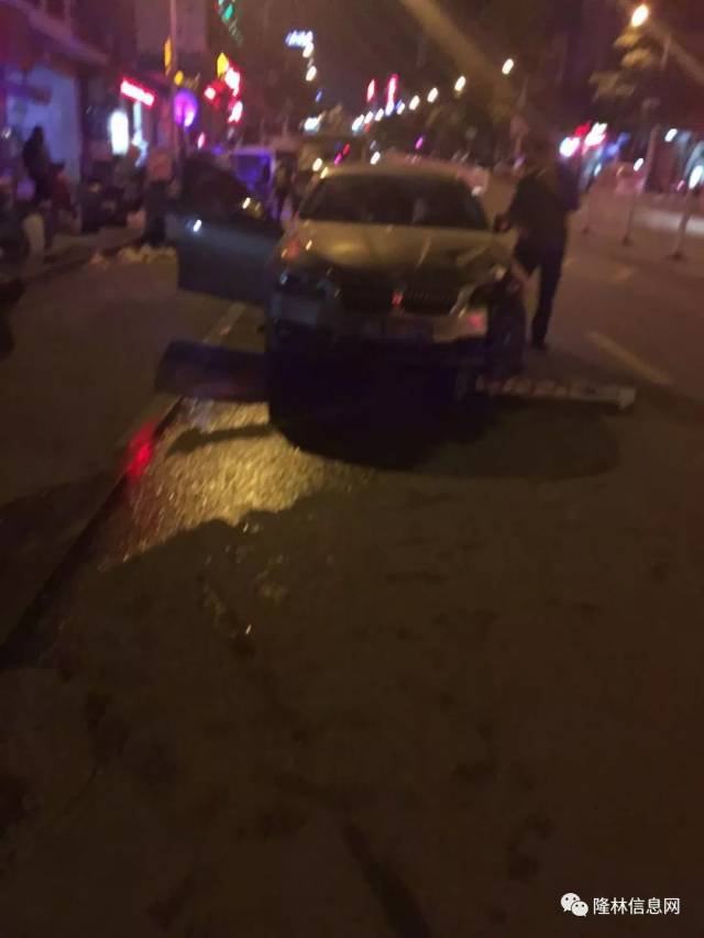 隆林城北车祸,宝马车撞飞一地隔离栏!现场一片狼藉!