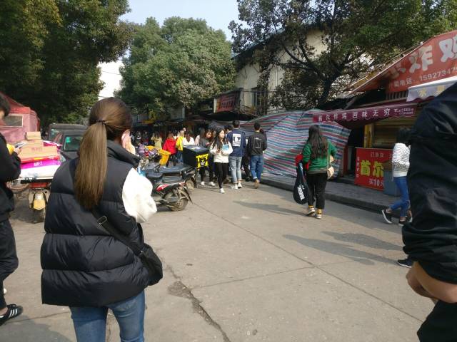武汉 湖北商贸学院 后街失火,一排店面受牵连全部拆迁