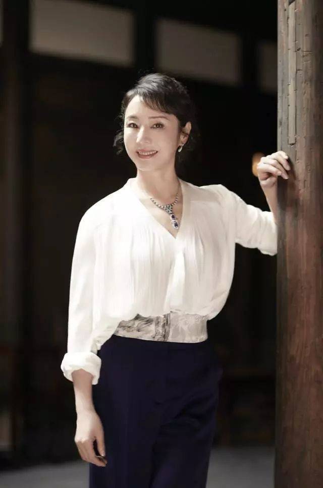 严歌苓《第九个寡妇》选段——门外满是她熟悉的腿