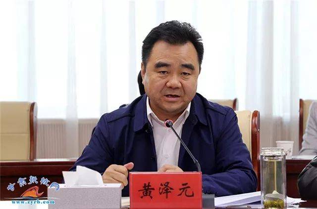 图为张掖市委副书记,市长黄泽元讲话