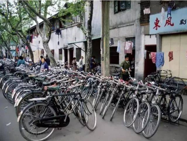 80年代,北京绝对可以被称作"自行车的王国",人们出行的主要交通工具