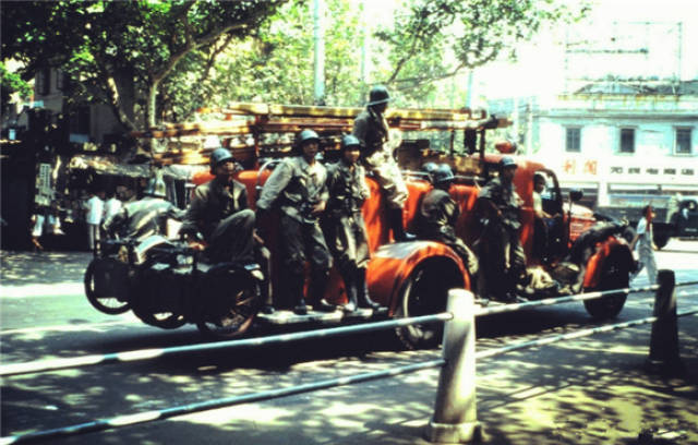 1987年上海历史老照片:图为上个世纪八十年代的上海消防车,消防员们坐