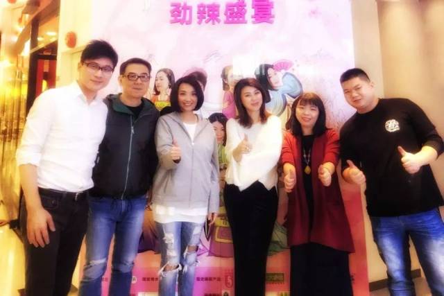 劲辣盛宴在「铂金版江湖情」 超级辣妈团队 与 江湖情团队 合影
