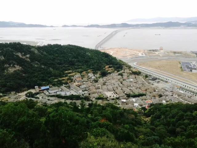 站在这里俯览,洞头海中湖景区,新城二期,洞头老城的景致尽收眼底.