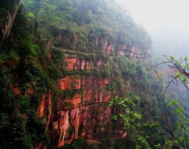 石城山景区内的悬崖峭壁