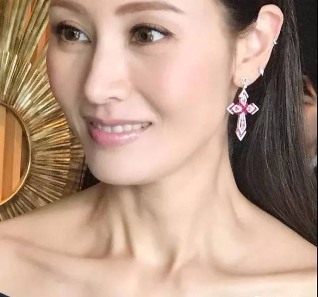 "最美港姐"李嘉欣延续了30年的青涩时代