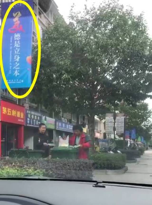 泰顺一流浪汉在垃圾桶翻找食物,结果却…… 温暖