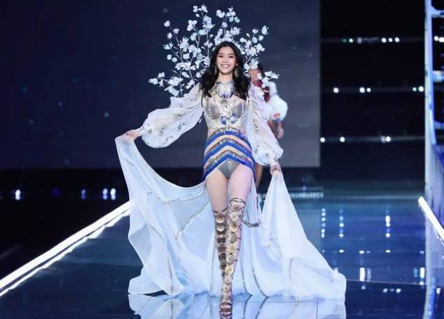 2017维密秀美炸天,都不及奚梦瑶这一摔刷爆广州人朋友