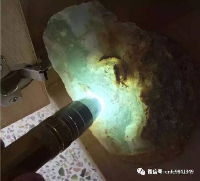 淡绿,飘着棉絮, 给人清新的体验. "这是翡翠吗?