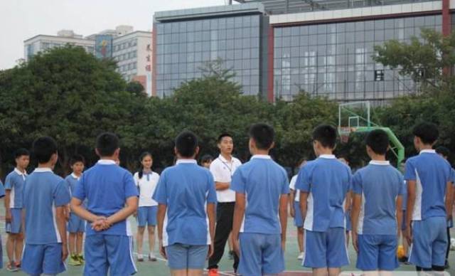 作为茂名市最出名的中学 校服也是其魅力之一 既端正又不沉闷,活泼又