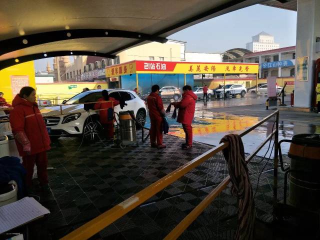 安阳一加油站洗车要收两张卡?咋回事.