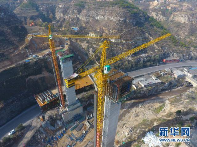 位于吕梁市兴县的中部引黄工程tbm1标隧洞掘进工地与潺潺流水构成了