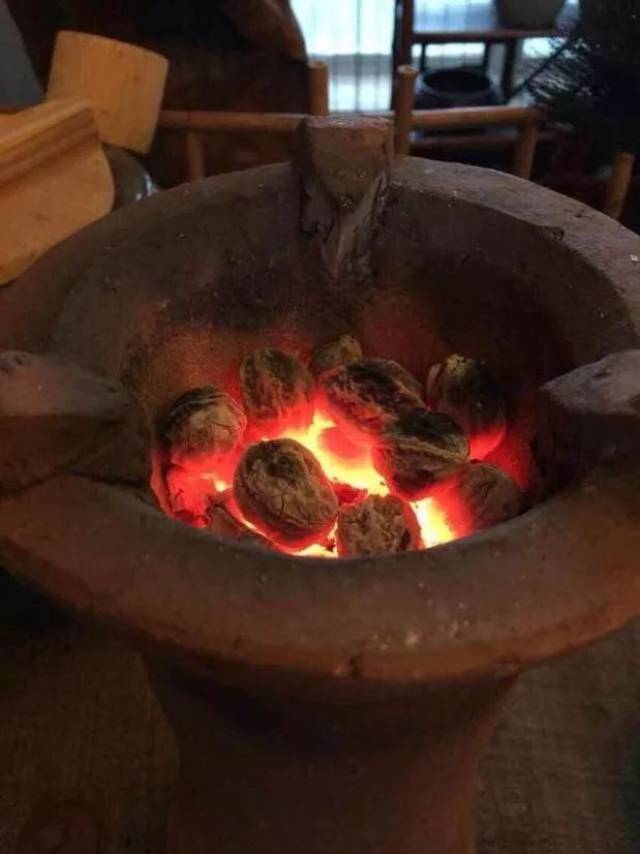 我们用核桃碳生炉煮茶.