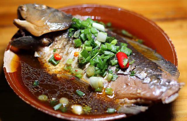 卤鲫鱼,能明显吃出川卤的味道,带着辛香料的回甜,突出香而并不辣.