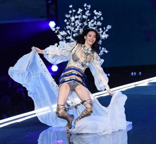 网友吐槽，这届维密内衣秀太烂?!