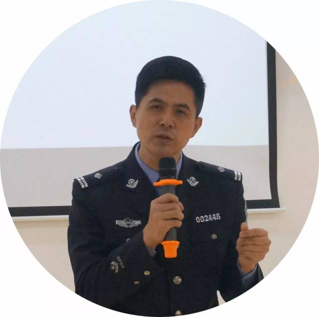 我与黄奕警官面对面