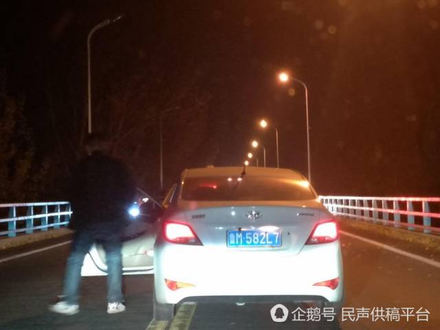 山东滨州:黄河大桥收费站拆除 桥面车流