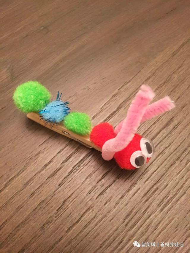 先请小朋友用剪刀给扭扭棒剪取适合的长度,然后安装在毛毛虫头上(看小