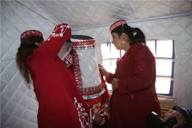 塔吉克族婚礼之新娘装扮 武勇/摄影
