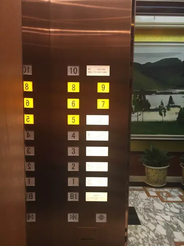 走廊:走出电梯,到达指定楼层,房间标识准确但指示牌位置不太明显且