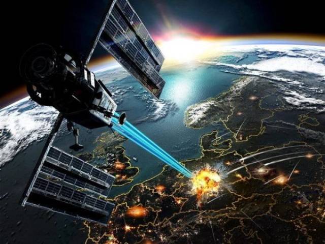 资料图片:艺术家绘制的激光反导卫星拦截敌军导弹想象图.