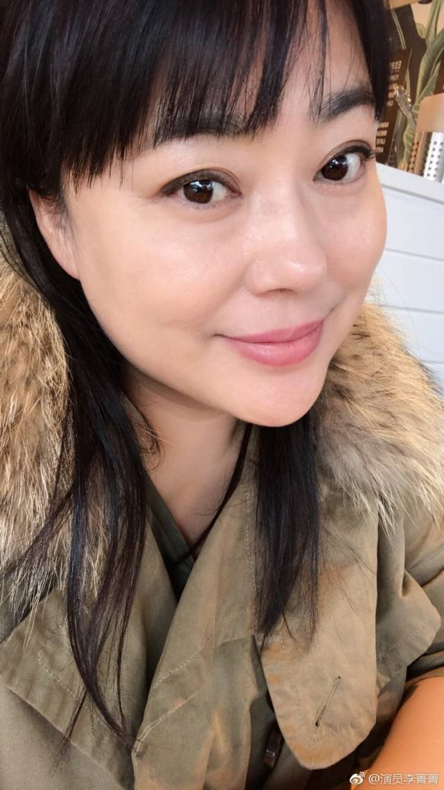 近几年李菁菁为了照顾女儿,渐渐淡出荧幕了.