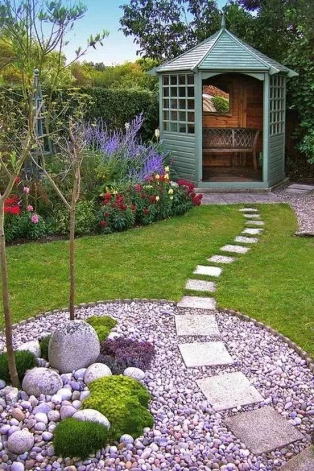 庭院中的小石头装饰景观