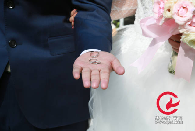 集体婚礼仪式上交换的信物总是戒指,听听三亚