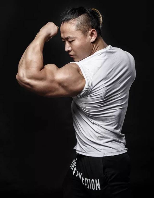 肩部韧带撕裂,三角肌损伤,你也许会放弃健身,但他选择