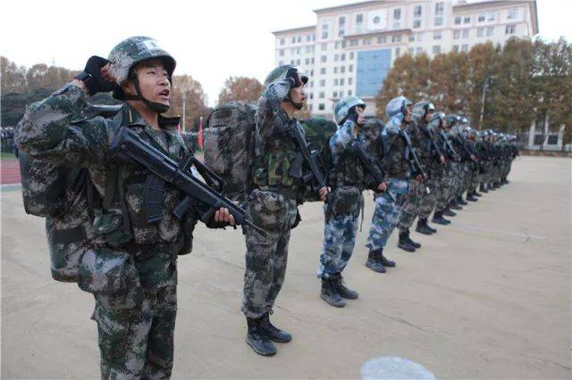23日,陆军工程大学校本部锣鼓喧天,旌旗飞扬,各参赛班全副武装,军姿