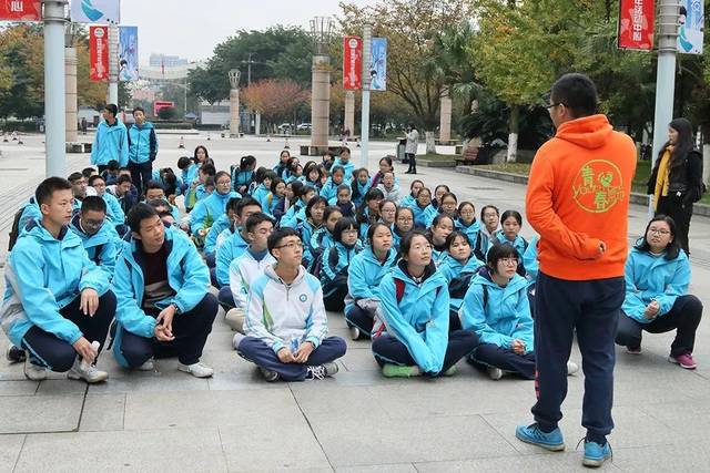 成都市玉林中学(芳草校区)学生参加"行动起来 向青春"