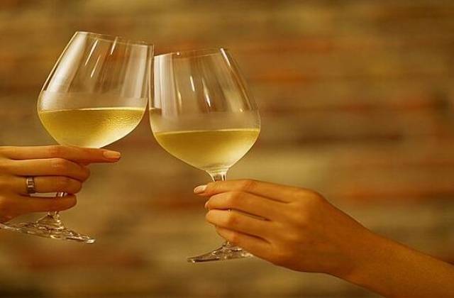 白葡萄酒怎么喝最好?干白葡萄酒有什么功效?
