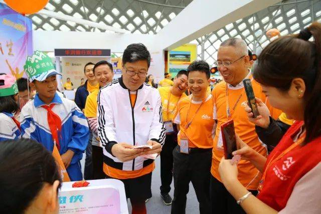 华润集团办公厅主任蓝屹也来了 还参与了我们精心设计的游戏 蓝总