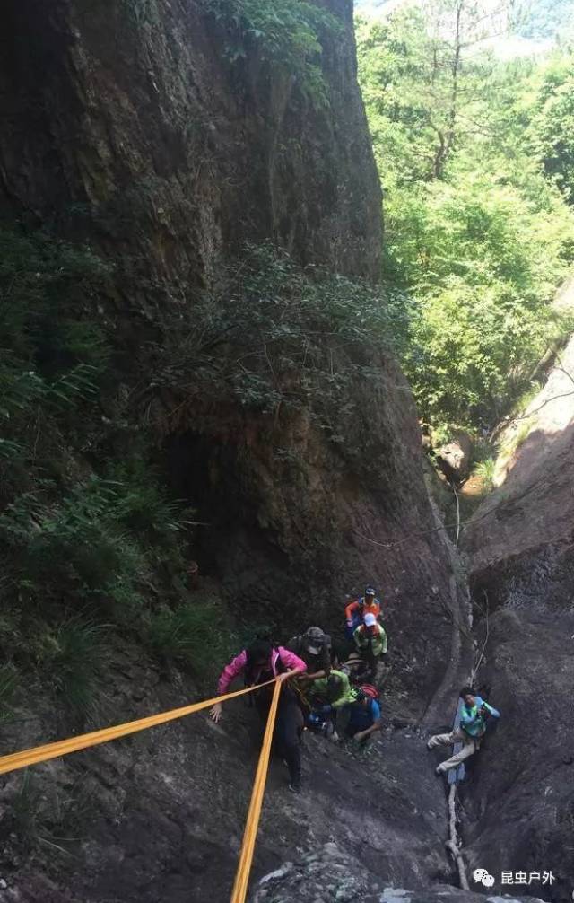 飞龙山风景区,山峰巍峨,石笋耸天,瀑布高悬,飞珠溅玉,林深树密,环境