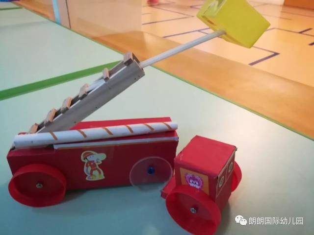 朗朗幼儿园~消防手工制作活动开始啦!