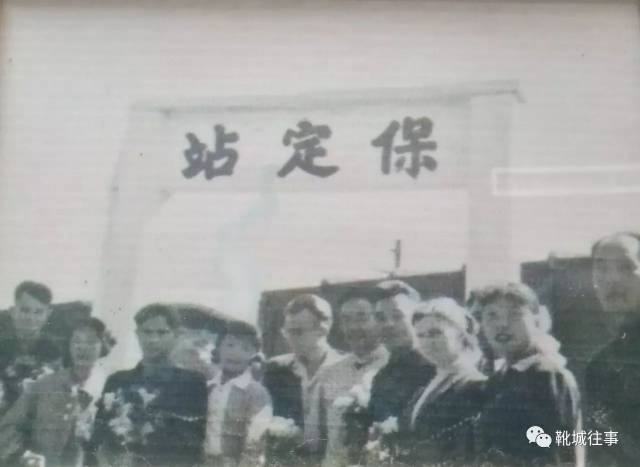 1948年11月22日保定解放,这是解放军战士孙佐培在"保定市"火车站执勤.