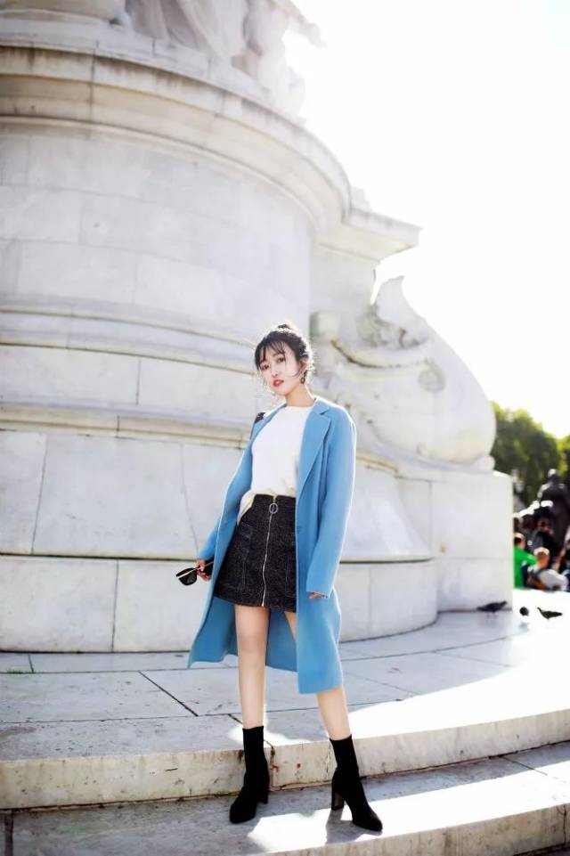2015年1月7日,还是大学生的蕊希创办 个人电台《一个人听》,现改名为