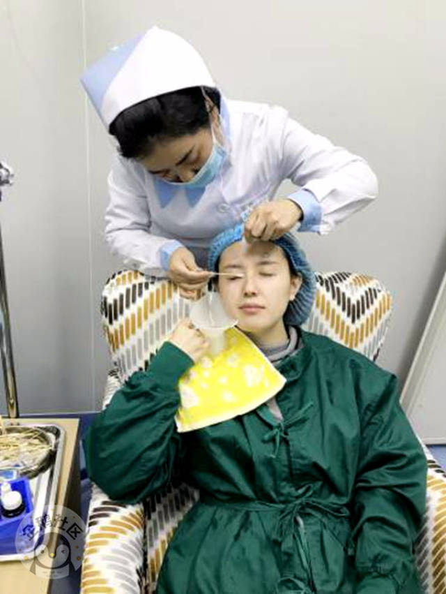 【术前准备二】进入手术准备间,对结膜囊进行冲洗清洁.