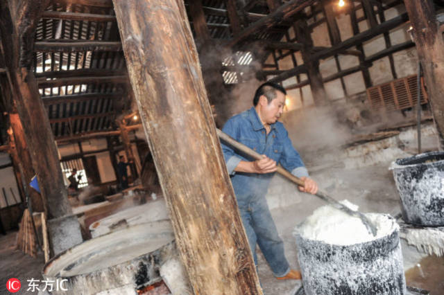 四川自贡这口170年人工钻凿燊海井 , 至今还在产盐!