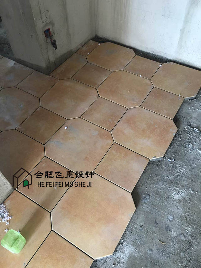 家里铺地砖前,师傅要是这样做了,一定得加工资,太有责任心了