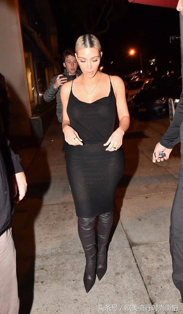 金·卡戴珊(kim kardashian)穿着一件半透明的黑色礼服夜晚外出