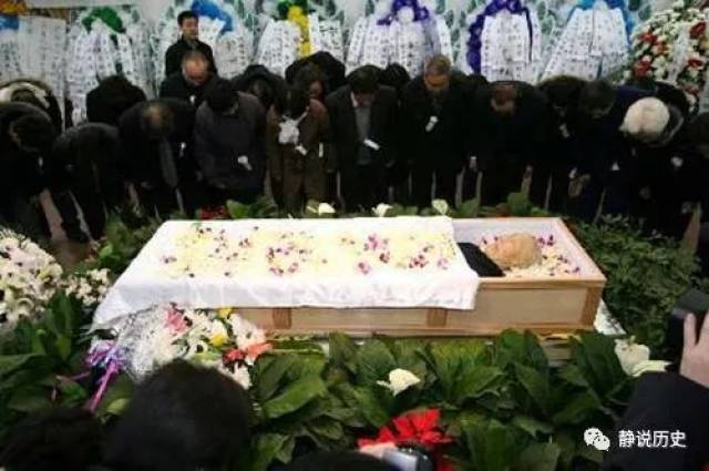 在郭沫若发表《女神》两年后,也就是在日本留学期间,认识了他第二个