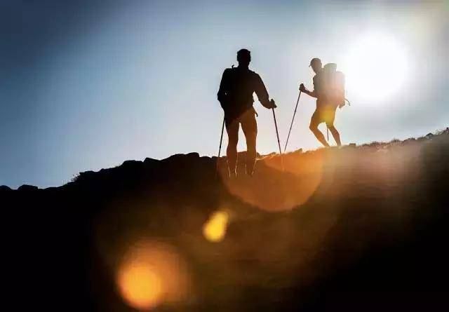 如何避免膝关节损伤?教你一招七字爬山法