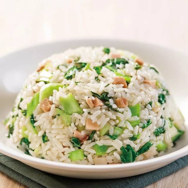 拌上这份菜饭的精华—猪油,共同入锅烹煮,咸肉的咸香和小青菜的清爽
