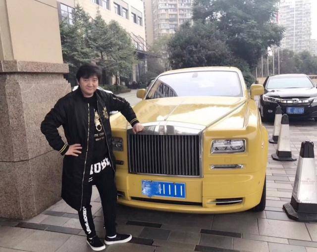 近日,杨臣刚在社交网络晒出了与劳斯莱斯的合照,并说:"这是他新车